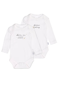 2 Langarm-Amineckbodys in weiß mit niedlichen sprüchen "born in 2025" und "kleiner liebling"