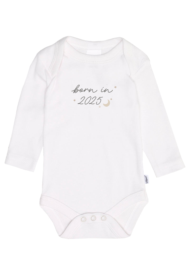vorderseite vom Langarm-Amineckbodys in weiß mit niedlichen sprüch "born in 2025"