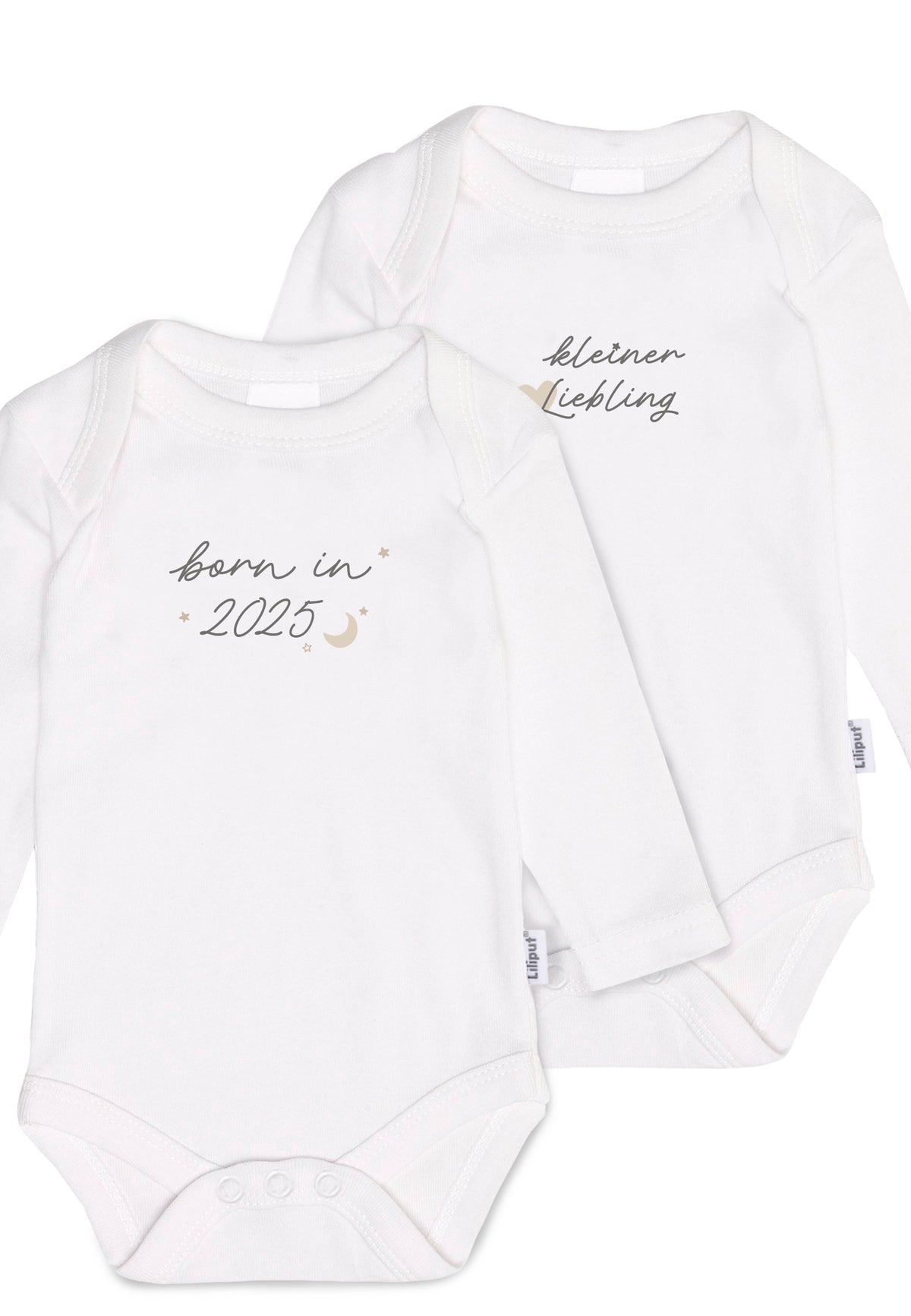 nahaufnahme von den 2 Langarm-Amineckbodys in weiß mit niedlichen sprüchen "born in 2025" und "kleiner liebling"