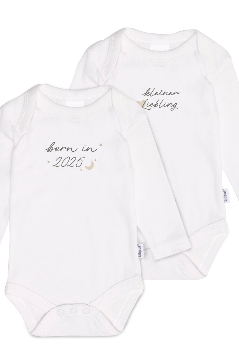 nahaufnahme von den 2 Langarm-Amineckbodys in weiß mit niedlichen sprüchen "born in 2025" und "kleiner liebling"