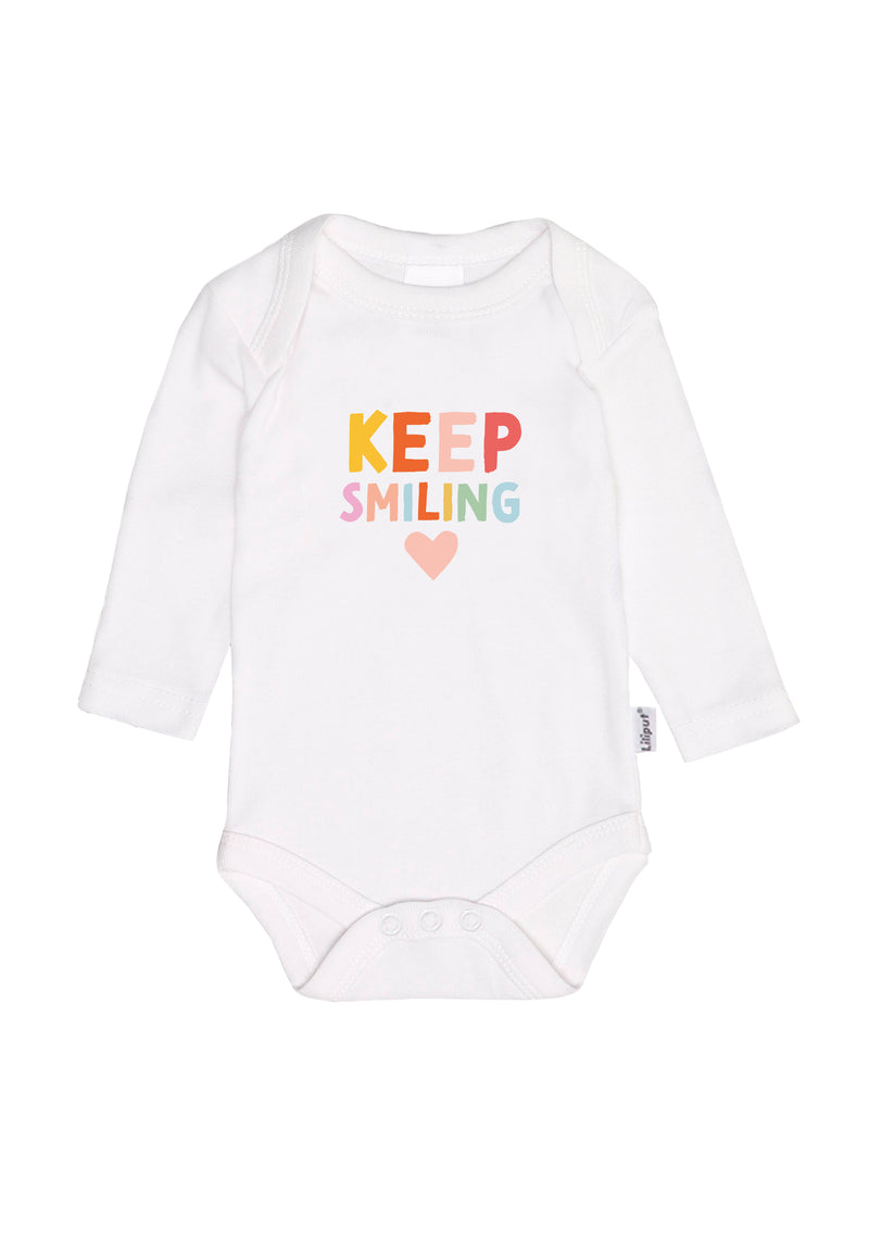 Frontansicht des weißen Amineckbodys mit langem Arm und buntem "keep smiling" Aufdruck.