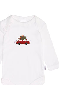 Detailansicht des Langarmbodys mit Print. Der Aufdruck zeigt ein rotes Auto mit Geschenken und Tannenbaum auf dem Dach. Das Wording Joy, Peace and Love rundet den weihnachtlichen Print ab.