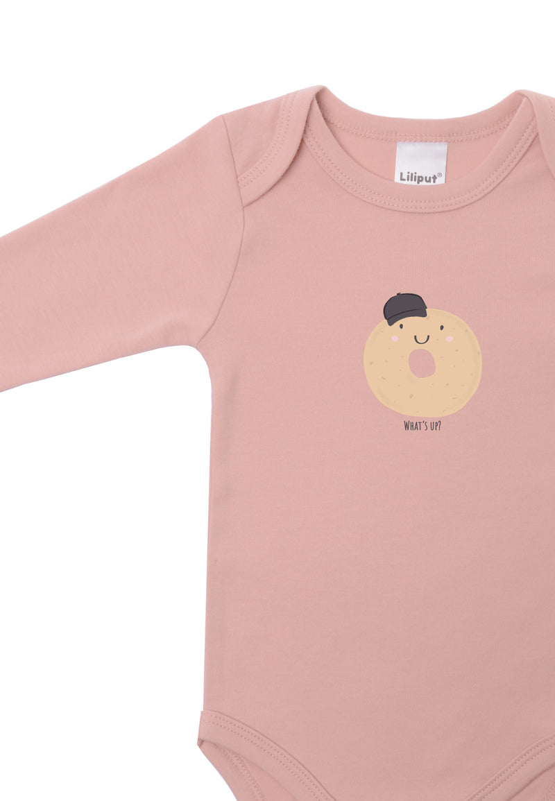 Detailansicht des Amineckbodys in rosè mit Donut Aufdruck.