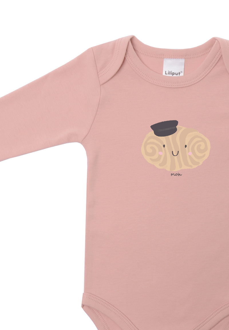 Detailansicht des verspielten Amineckbodys mit Hamburger Franzbrötchen Print mit Wording MOIN.