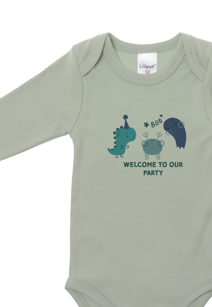 Detailansicht des Halloween Bodys mit kleinem Party Dino, Gespenst und Mini Monster und dem Wording "welcome to the party" für ein unvergleichliches Halloween Erlebnis.