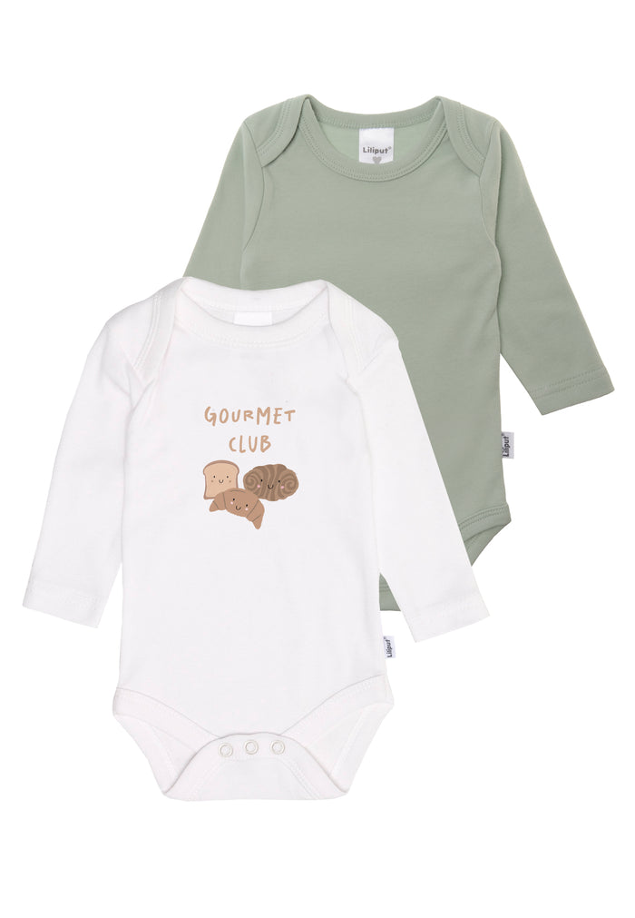 Doppelpack Langarm-Amineckbodys in angenehm weicher Baumwollqualität. Ein Body trägt den niedlichen Gourmet Club Print bestehend aus dem Schriftzug Gourmet Club und einem Toast, einem Croissant und einem Franzrbötchen mit lächelnden Gesichtern. Der Druck  lässt das Herz eines jeden Frühstücksfans hoch schlagen! Der weitere Body ist in einem schlichten Schilf und lässt sich wunderbar kombinieren.