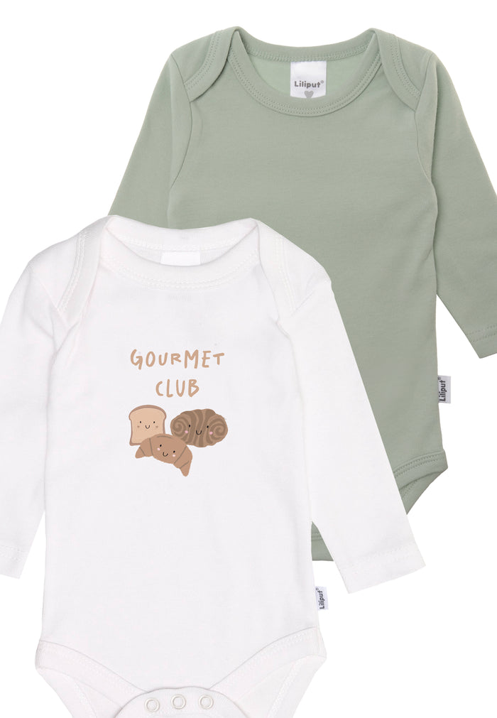 Detailfoto Doppelpack Langarm-Amineckbodys in angenehm weicher Baumwollqualität. Ein Body trägt den niedlichen Gourmet Club Print bestehend aus dem Schriftzug Gourmet Club und einem Toast, einem Croissant und einem Franzrbötchen mit lächelnden Gesichtern. Der Druck  lässt das Herz eines jeden Frühstücksfans hoch schlagen! Der weitere Body ist in einem schlichten Schilf und lässt sich wunderbar kombinieren.