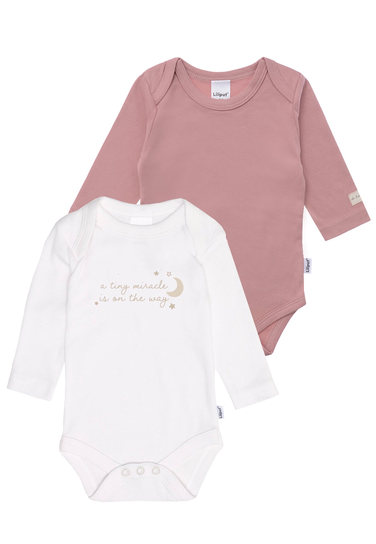 2er Pack Langarmbodys zur Schwangerschaftsverkündung. 1x in rosenholz und 1x in weiß mit "a tiny miracle is on the way" Print.