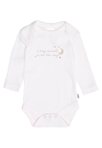 Vorderansicht des weißen Amineckbodys mit Print "a tiny miracle is on the way".