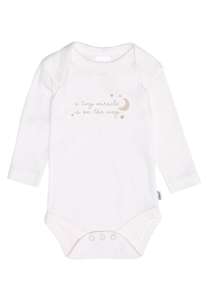 Vorderansicht des weißen Amineckbodys mit Print "a tiny miracle is on the way".