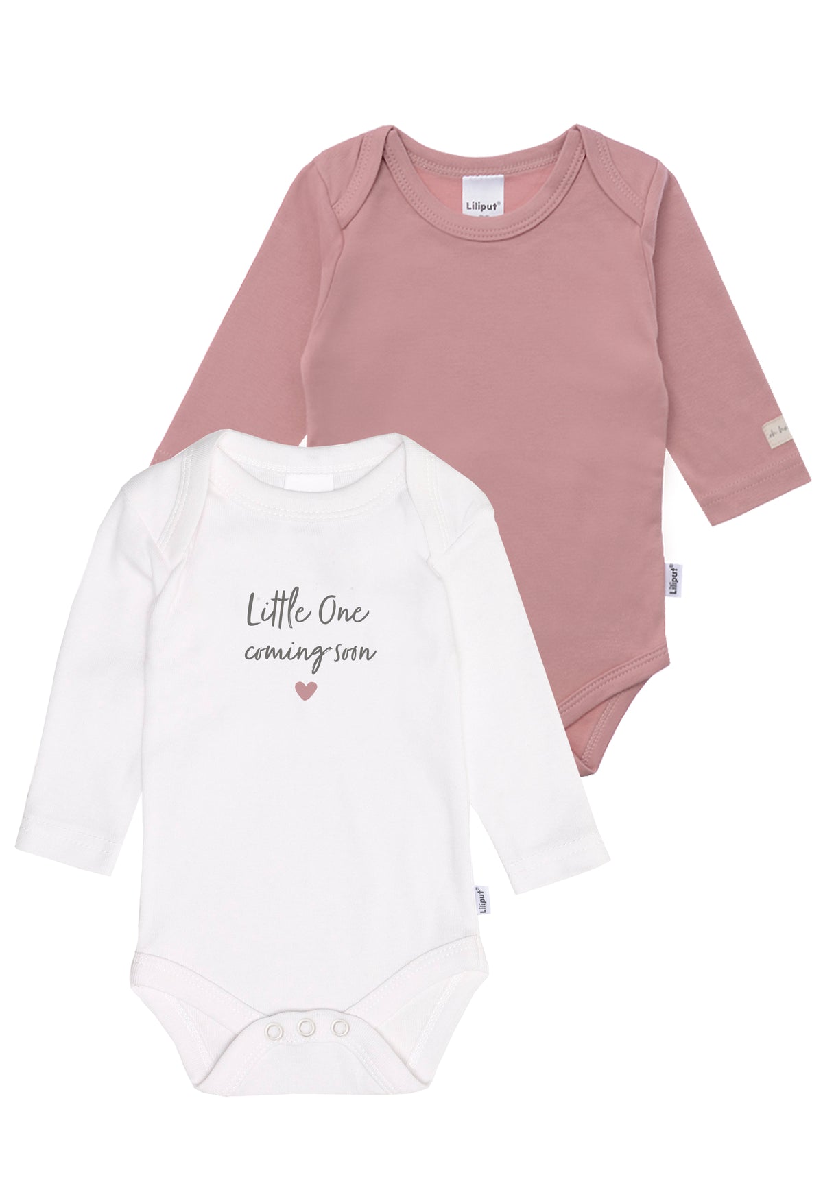 Der weiße Body trägt die liebevolle Aufschrift „little one coming soon“, der rosenholz farbene Langarmbody ist schlicht und vielseitig kombinierbar. Ideal als Überraschungsgeschenk oder für besondere Ankündigungsfotos. 