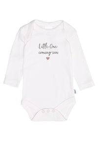 Langarmbody in weiß mit Print "Little one coming soon"