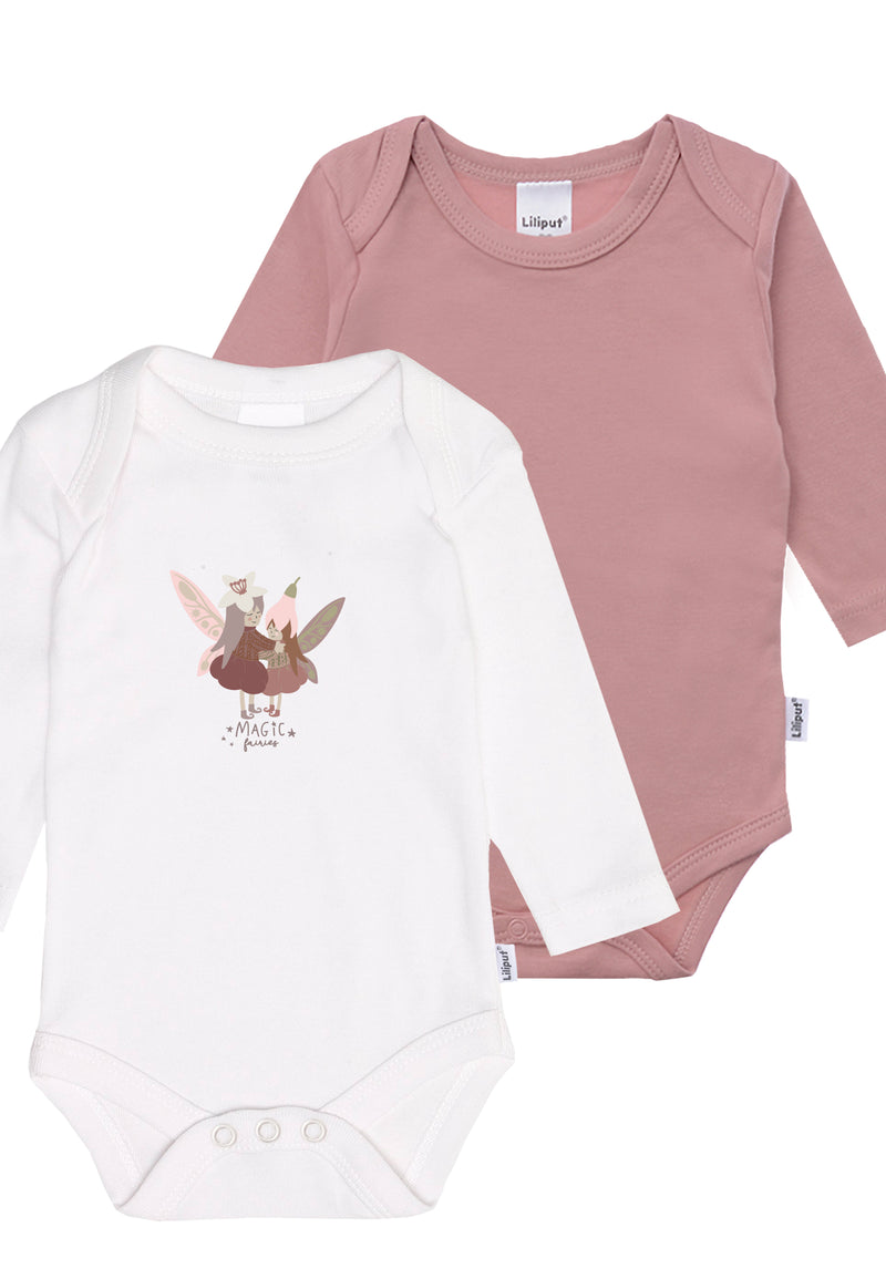 Detailfoto Doppelpack Langarm-Amineckbodys in angenehm weicher Baumwollqualität. Ein Body hat einen niedlichen Magic Fairies Druck, der weitere Body ist in einem schlichten rosenholz Farbton und trägt das fröhliche Patch "oh happy day" am Ärmel. Beide Bodys haben 3 Druckknöpfe im Schritt durch die das An- und Ausziehen leicht gemacht wird. Angenehmer Tragekomfort durch hochwertige Baumwollqualität