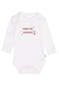 Vorderseite des weißen Langarmbodys mit rosè Print "mini me loading".