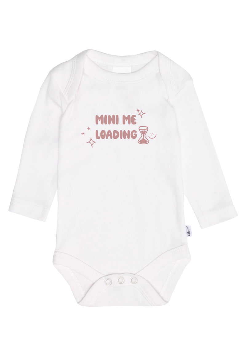 Vorderseite des weißen Langarmbodys mit rosè Print "mini me loading".