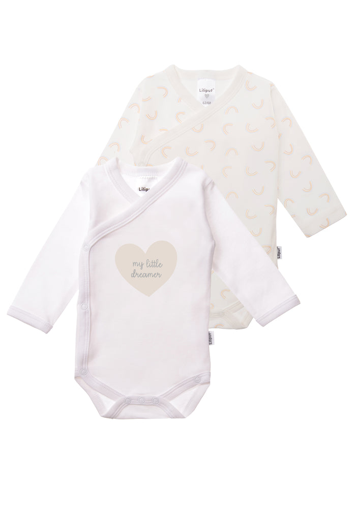 Doppelpack Langarm Wickelbodys. 1x mit Regenbogen Alloverprint und 1x in weiß mit Herzprint und Wording "little dreamer".