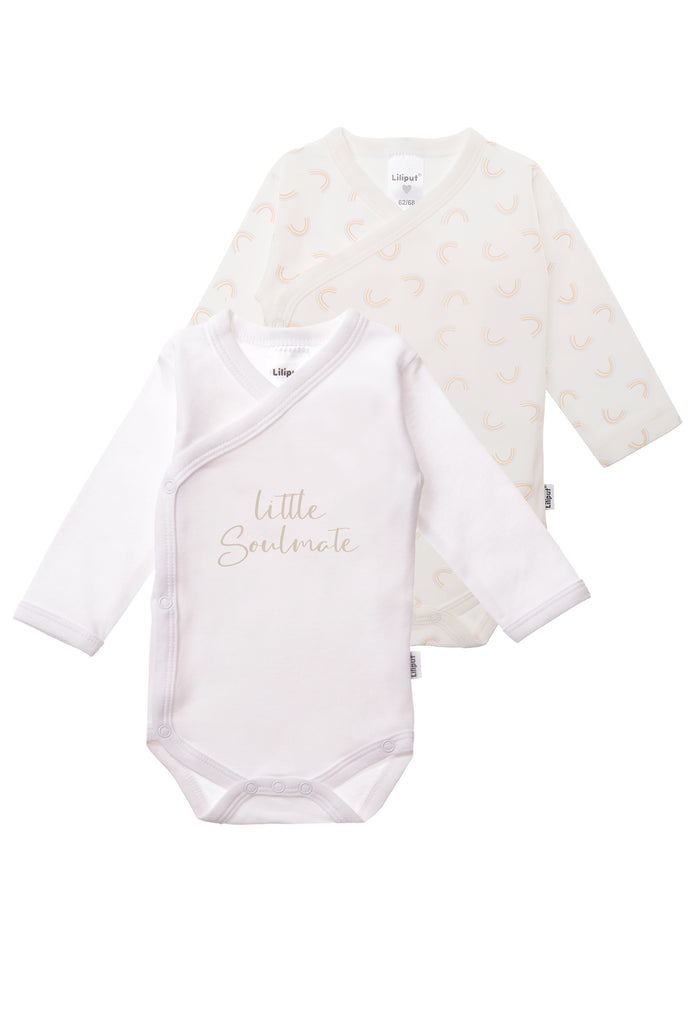 Doppelpack Langarm Wickelbodys. 1x mit Regenbogen Print und 1x in weiß mit Wording "little soulmate".