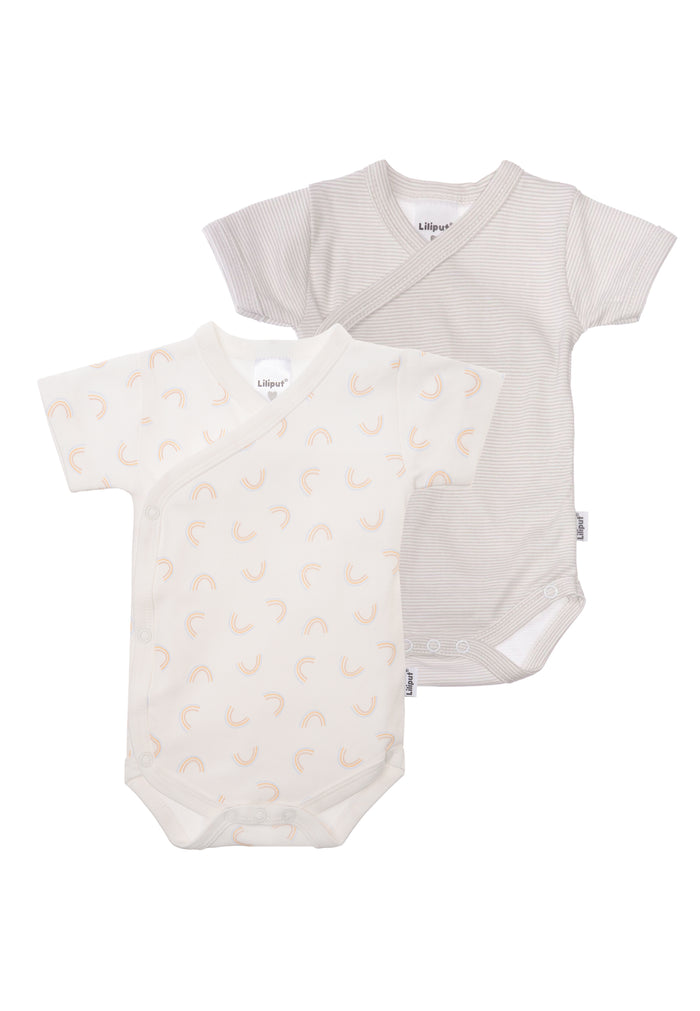2er Pack Wickelbodys mit kurzem Arm. 1x mit Regenbogen Print und 1x mit grauen Streifen.