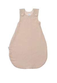 Babyschlafsack aus Musselin in beige, perfekt für den Sommer.