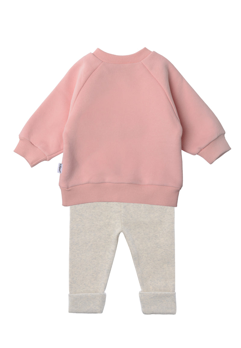 Rückseite der Outfitkombi in rosa und hellgrau 