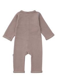 Rückseite des weichen Overalls.