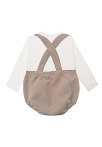 Rückansicht des niedlichen Packs aus Latzhose in beige und Langarmshirt in ecru