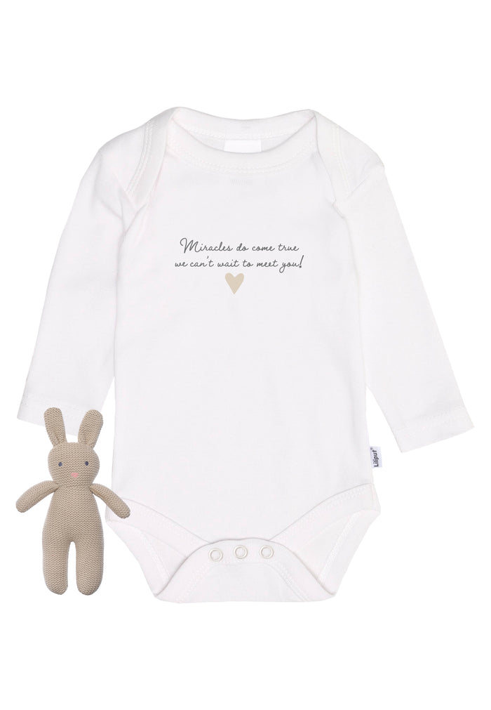 Geschenkset mit Baby Amineckbody "Miracles do come true we can't wait to meet you!" und einem niedlichen Strickhasen.
