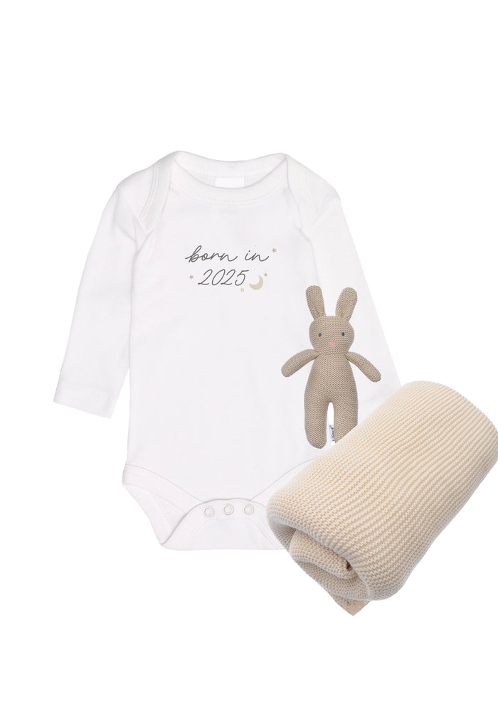 bild vom set mit Langarm-Amineckbody in weiß "born in 2025" und dem hasen und der strickdecke 