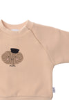 Detailansicht des beigen Sweatshirts mit niedlichem Franzbrötchen Print und Wording "Moin".