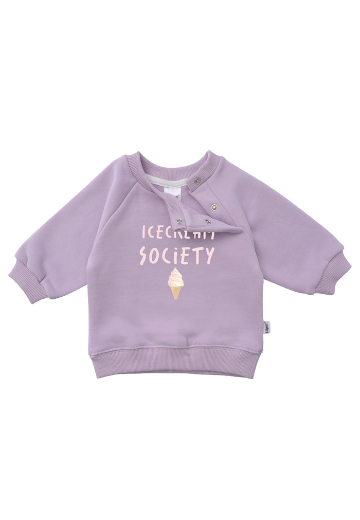 Frontansicht des flieder farbenden Sweatshirts mit dem Spruch "Ice Cream Society".