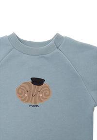 Detailansicht des Sweatshirts mit niedlichem Franzbrötchen Print.