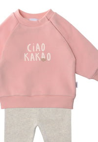 Detailansicht des rosa-hellgrauen Outfitsets mit Ciao Kakao Spruch in der Mitte des Sweaters.