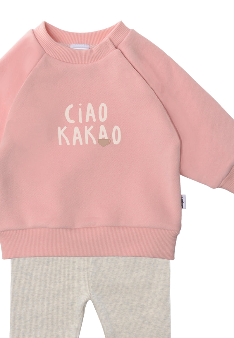 Detailansicht des rosa-hellgrauen Outfitsets mit Ciao Kakao Spruch in der Mitte des Sweaters.
