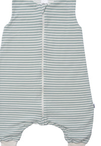 Detailansicht des Sommerschlafsacks in schilf-ecru geringelt.