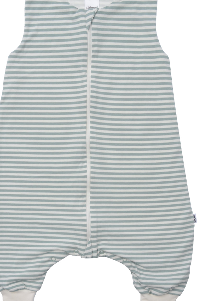 Detailansicht des Sommerschlafsacks in schilf-ecru geringelt.