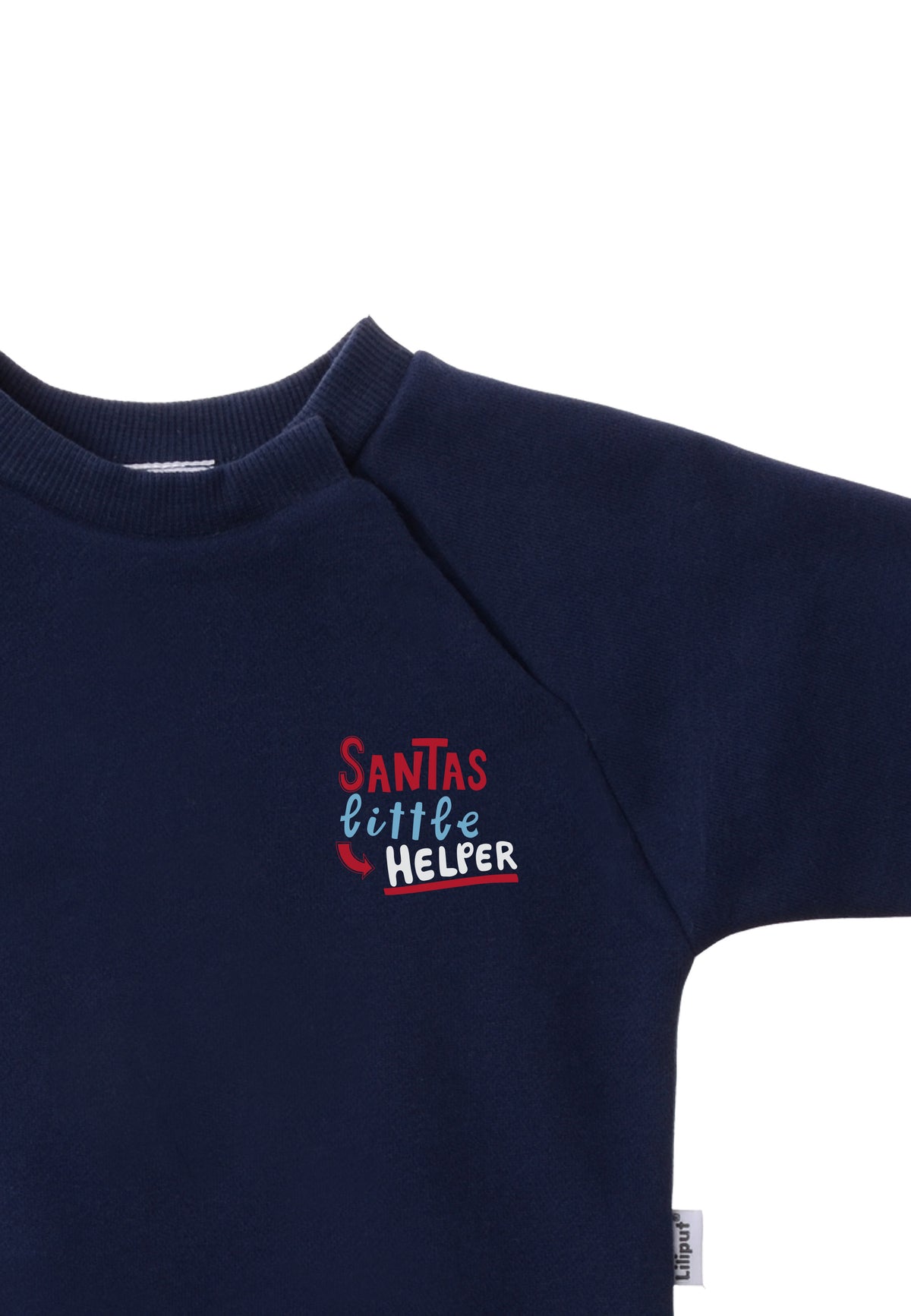 Detailansicht des navy Sweaters mit weihnachtlichem Spruch auf der linken Brustseite.