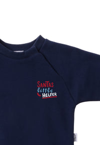 Detailansicht des navy Sweaters mit weihnachtlichem Spruch auf der linken Brustseite.