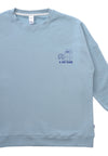 Detailansicht des Erwachsenen Sweaters in hellblau mit 6 am Club Print.