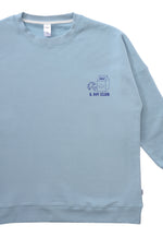 Detailansicht des Erwachsenen Sweaters in hellblau mit 6 am Club Print.