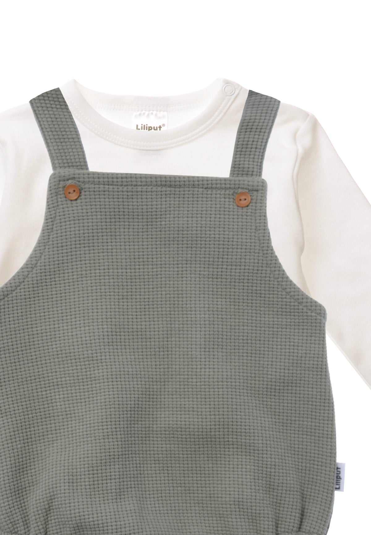 Detailansicht 2tlg. Set bestehend aus Waffel Pique Latzhose in olive und passendem Langarmshirt in weiß.