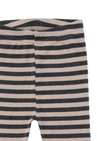 Detailansicht der Babyleggings in grau beige gestreift.