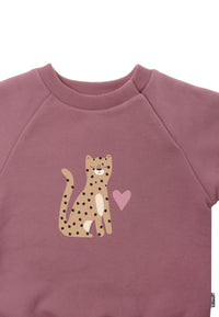 Detailansicht des weichen Sweatshirts mit gemütlichem Bündchen und niedlichem Aufdruck.