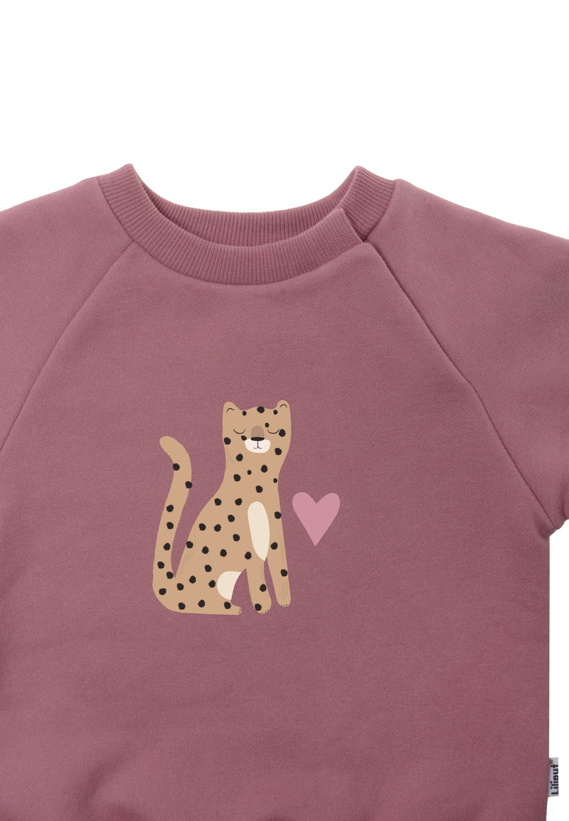 Detailansicht des weichen Sweatshirts mit gemütlichem Bündchen und niedlichem Aufdruck.