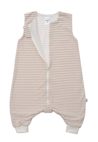 Frontansicht des beige-ecru gestreiften Sommerschlafsacks ohne Wattierung. Mit Doppelseitigem Reißverschluss und praktischen Druckknöpfen im Schritt, für ein einfaches An,- und Ausziehen.