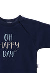Detailansicht des dunkelblauen Sweatshirts mit Wording "oh happy day".