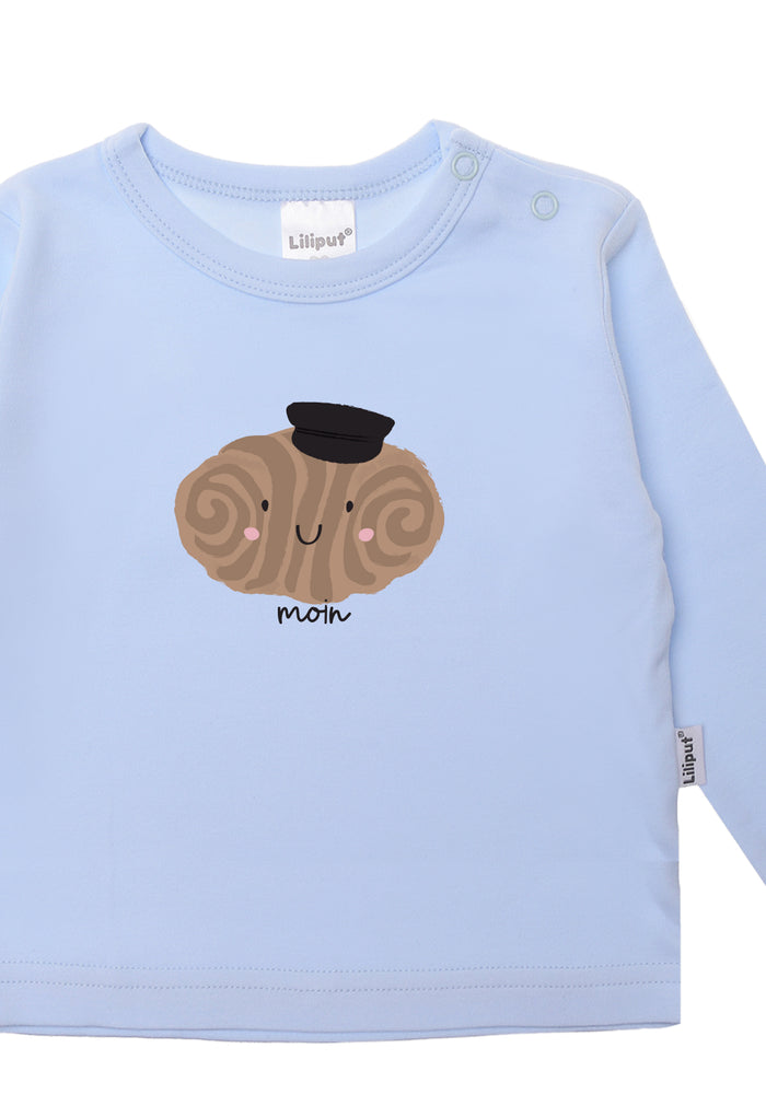 Detailansicht des Langarmshirts in hellblau mit niedlichem Franzbrötchen Print.