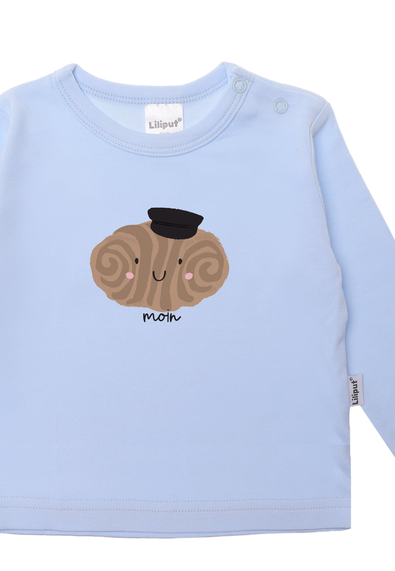 Detailansicht des Langarmshirts in hellblau mit niedlichem Franzbrötchen Print.