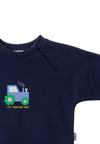 Detailansicht des blauen Sweaters mit farbenfrohem Traktor und Wording "it's tractor time."