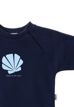 Detailansicht des sommerlichen Sweatshirts in marine und hellblauem Aufdruck einer Muschel.