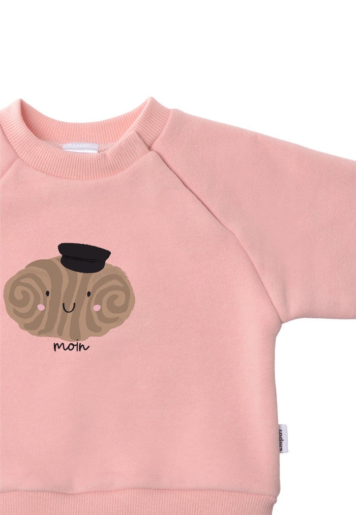 Detailansicht des rosa Sweatshirts mit Franzbrötchen Aufdruck.